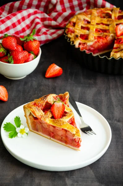 Pie Rhubarb Strawberries Dark Wooden Background Fresh Strawberries Vertical Orientation — Stock Photo, Image