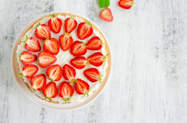 Victoria pandispanya pastası çilek reçeli, çırpılmış krema ve beyaz bir tabakta taze çilek ahşap arka planda. Yatay yönelim, boşluğu kopyala