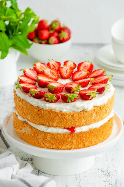 Victoria Spons Cake Met Aardbeienjam Slagroom Verse Aardbeien Bovenop Een — Stockfoto