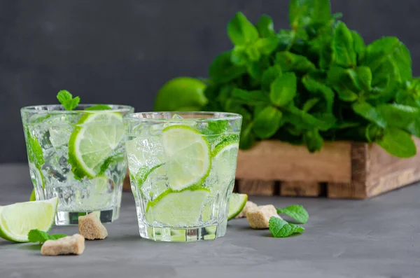 Frischer Sommer Mojito Drink Mit Limettenscheiben Minze Eiswürfeln Und Braunem — Stockfoto