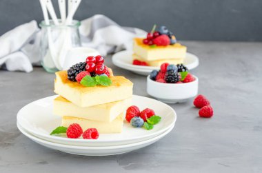 Ev yapımı süzme peynir güveci, taze böğürtlen ve beyaz tabakta nane şekeri. Sağlıklı kahvaltı. Yatay, boşluğu kopyala