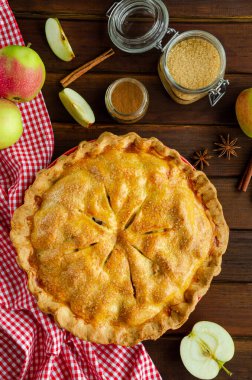 Siyah ahşap arka planda tarçınlı klasik Amerikan elmalı turtası. Kırsal tarzda. Üst görünüm, alanı kopyala