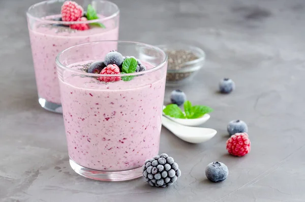 Berry Batidos Yogur Semillas Chía Bayas Congeladas Vaso Sobre Fondo — Foto de Stock