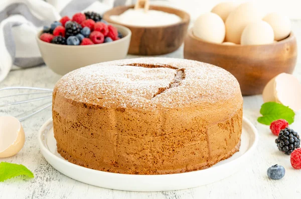 나무로 가벼운 설탕과 열매를 전통적 바닐라 스펀지 케이크나 비스킷을 뿌린다 — 스톡 사진