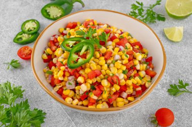 Limonlu mısır salsası, jalapeno biberi, taze otlar ve çimento kaplı tortilla cipsi. Meksika mutfağı. Sağlıklı yemek.