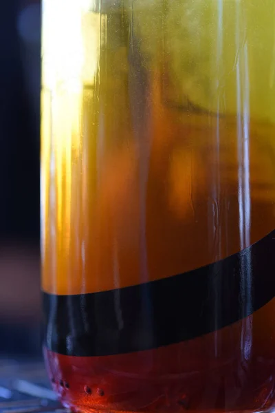 Lasi Virkistävä Mehu Baarissa Sitrushedelmien Cocktail Jäällä Oranssi Cocktail Yksityiskohtia — kuvapankkivalokuva