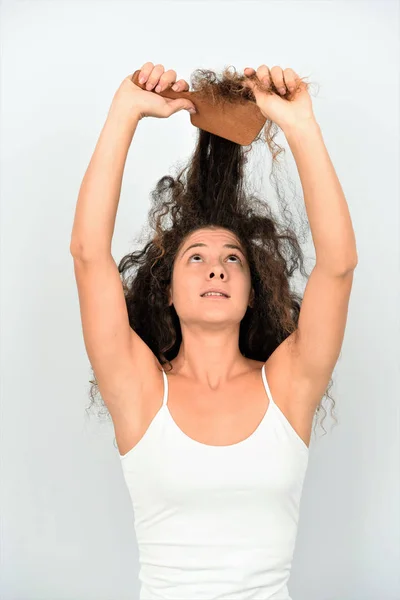 Schöne Afrikanisch Amerikanische Mädchen Mit Lockigem Haar Einem Weißen Shirt — Stockfoto