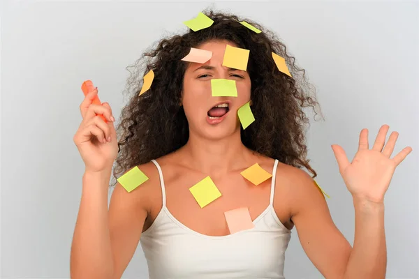 Junge Frau Mit Papieraufklebern Auf Gelbem Hintergrund — Stockfoto