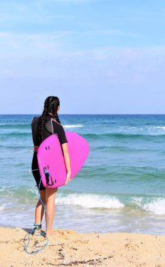 Sahilde güzel sörfçü kız