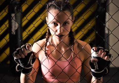 Bir boksörün elinde kılıç tutan genç bir kadın.