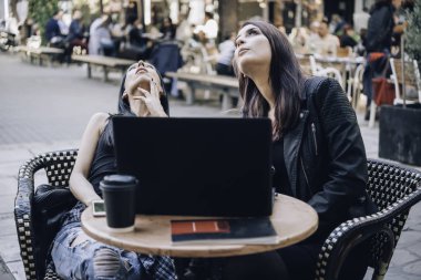 bir kafede oturan iki kadın arkadaş