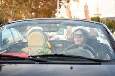 Şık kadın şehirde bir spor araba