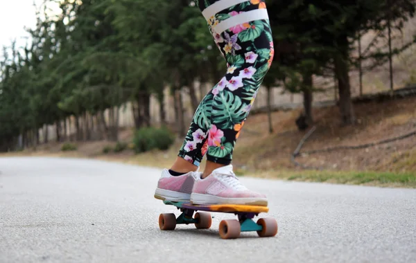Молодой Скейтбордист Веселится Скейтбордом Дороге — стоковое фото