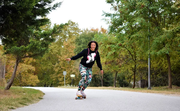 Mujer Joven Montando Monopatín Calle — Foto de Stock