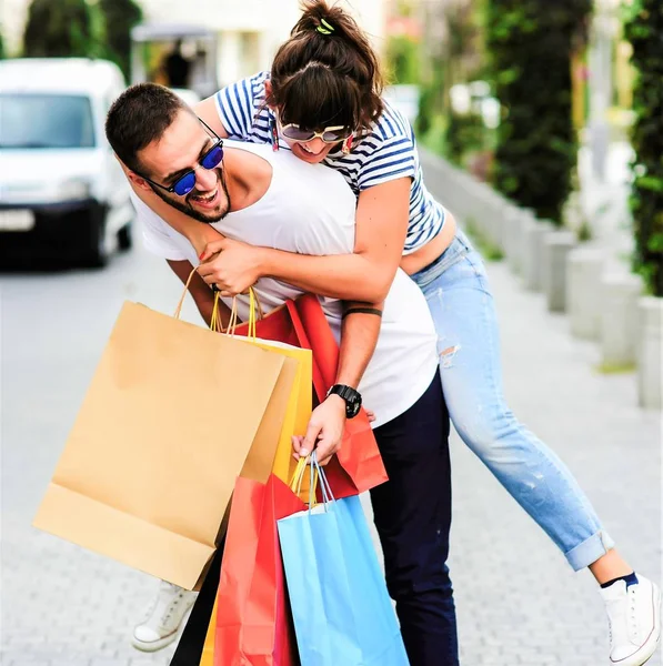 购物的概念 这对年轻夫妇在城里购物很开心 城市背景 — 图库照片