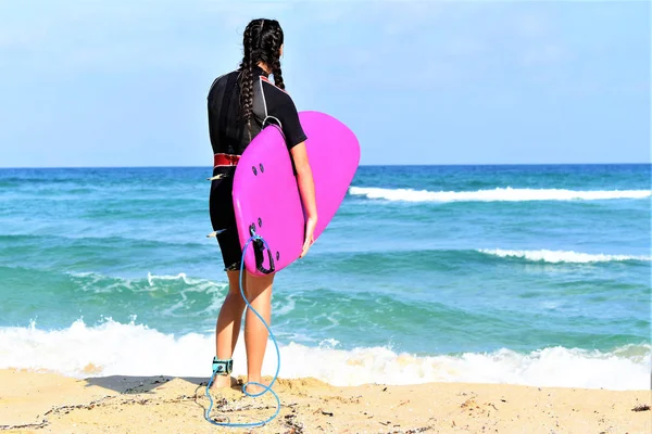 Schöne Surfermädchen Strand — Stockfoto