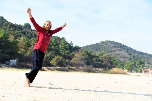 Joven Feliz Una Camiseta Blanca Jeans Playa — Foto de Stock