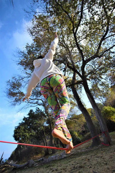 Νεαρή Γυναίκα Που Κάνει Ασκήσεις Γιόγκα Στο Πάρκο — Φωτογραφία Αρχείου