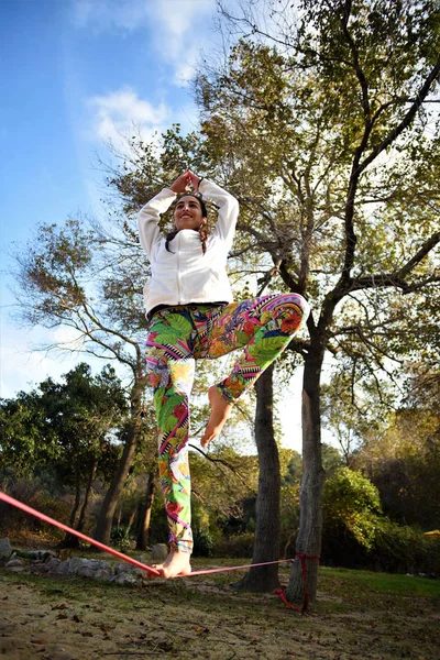 Mujer Joven Haciendo Ejercicios Yoga Parque — Foto de Stock