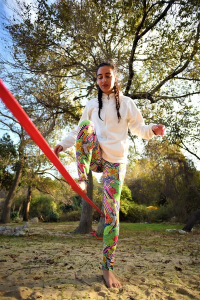Νεαρή Γυναίκα Που Κάνει Ασκήσεις Γιόγκα Στο Πάρκο — Φωτογραφία Αρχείου
