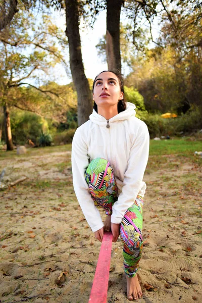 Mujer Joven Haciendo Ejercicios Yoga Parque — Foto de Stock