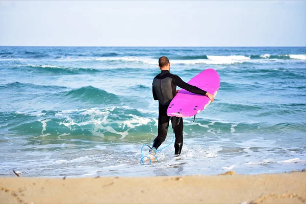 Surfista Homem Com Prancha Praia — Fotografia de Stock