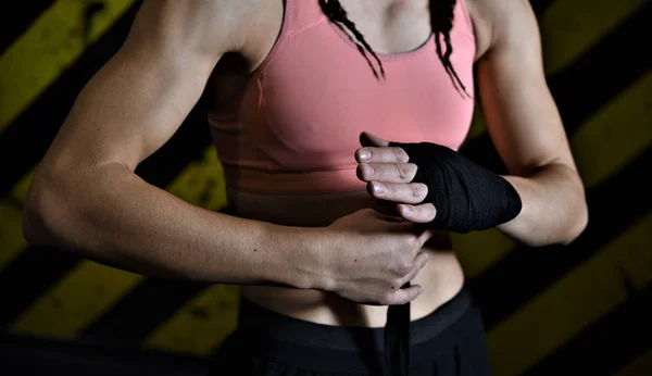 Close Uma Mulher Fazendo Bandagens Boxe Uma Gaiola Luta — Fotografia de Stock