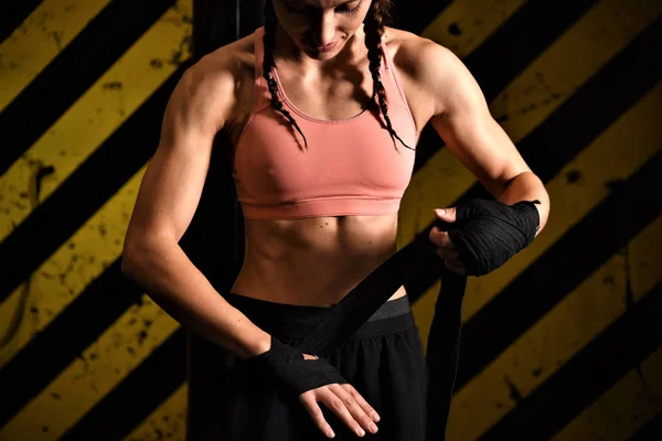 Ung Kvinna Med Boxningshandskar Svart Bakgrund — Stockfoto