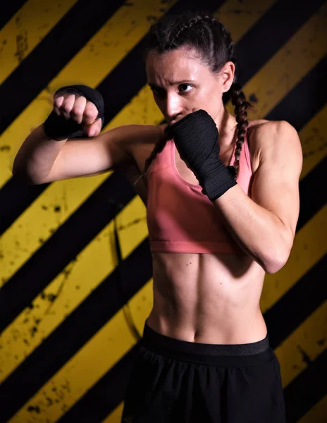 Mujer Joven Guantes Boxeo Con Saco Boxeo — Foto de Stock