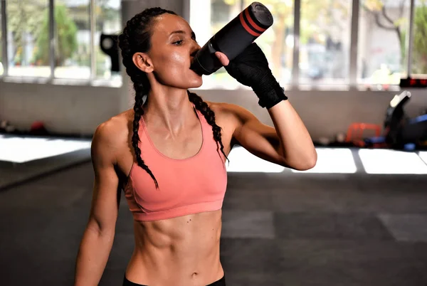 Ung Kvinna Med Boxningshandskar Och Hörlurar Matta Gymmet — Stockfoto