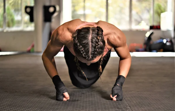 Spor Salonunun Iplerinde Şınav Çeken Kaslı Bir Adam — Stok fotoğraf