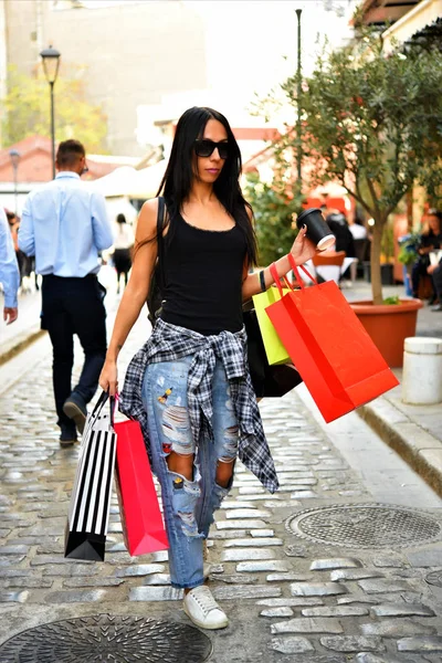 Mulher Bonita Andando Rua Com Sacos Compras Modelo Feminino Moda — Fotografia de Stock