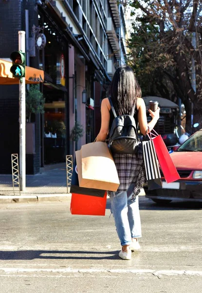 Mulher Bonita Andando Rua Com Sacos Compras Modelo Feminino Moda — Fotografia de Stock