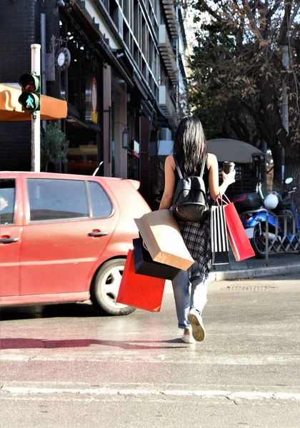 Красивая Женщина Ходит Улице Сумками Покупок Современная Модель Городе Сумками — стоковое фото