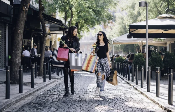 Duas Amigas Com Sacos Compras Andando Pelas Ruas Cidade — Fotografia de Stock