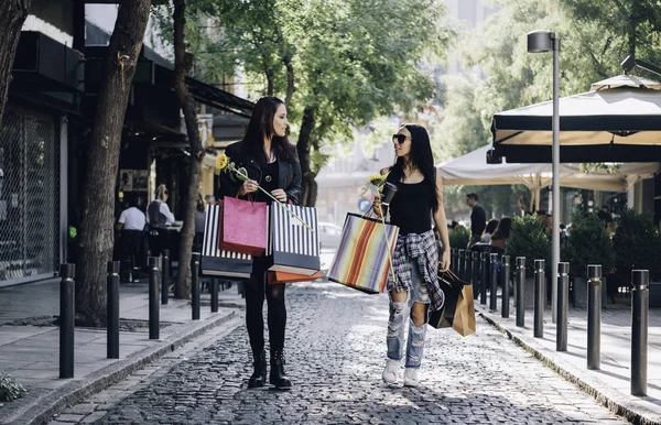 Duas Amigas Com Sacos Compras Andando Pelas Ruas Cidade — Fotografia de Stock