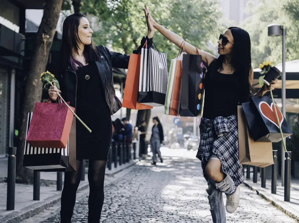 Két Női Barátaim Séta Utcákon Bevásárló Szatyrok — Stock Fotó