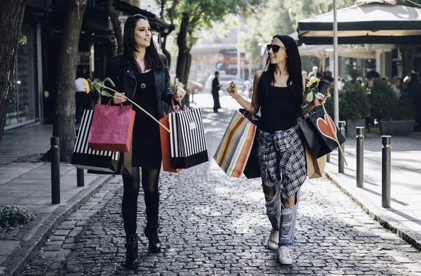 Duas Amigas Com Sacos Compras Andando Pelas Ruas Cidade — Fotografia de Stock