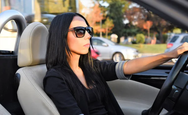 Jovem Mulher Elegante Dirigindo Carro Esportivo Cidade — Fotografia de Stock