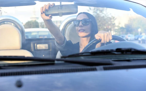 Jovem Mulher Elegante Dirigindo Carro Esportivo Cidade — Fotografia de Stock