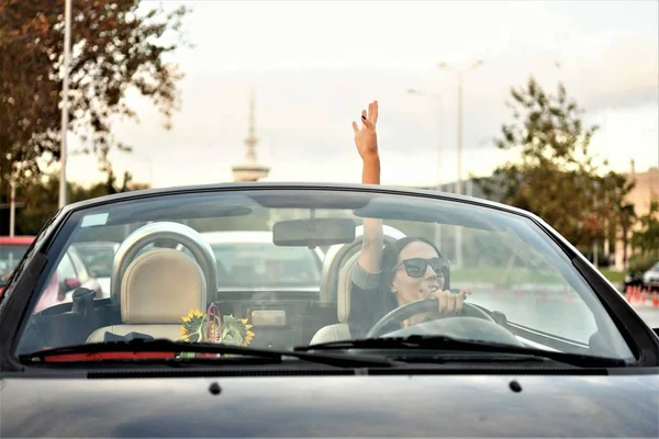 Mujer Joven Elegante Conduciendo Coche Deportivo Ciudad — Foto de Stock