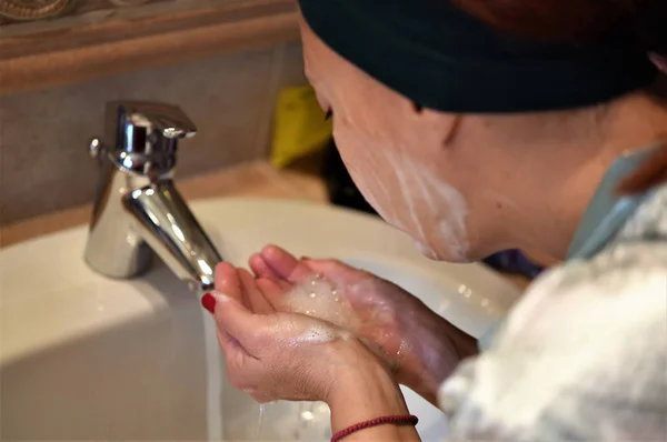 バスルームで石鹸で手を洗う女性 — ストック写真