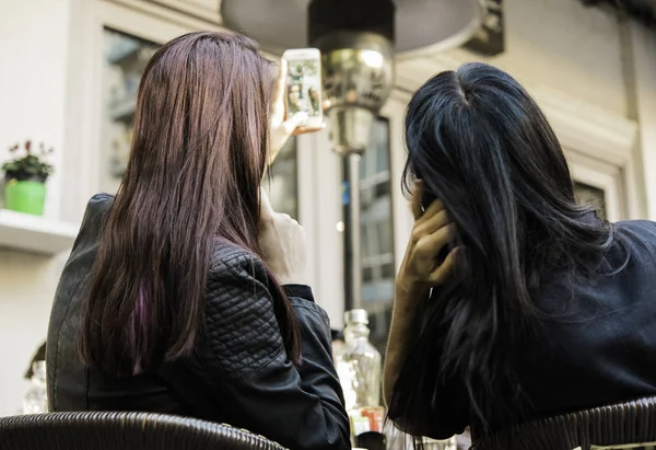Two Female Friends Sitting Coffee Shop Taking Selfie — Stock Photo, Image