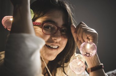 Stüdyoda rastalı genç bir kadın var.