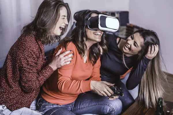 Duas Mulheres Amigas Sentadas Sofá Usando Fones Ouvido — Fotografia de Stock