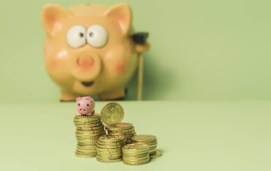 Tasarruf kavramı. Mikro kumbara ve euro sikke para kavramı.