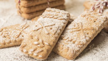 gingerbread çerezleri ile pudra şekeri serpilir,