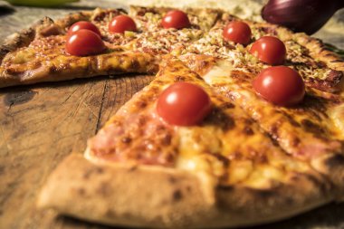 Sıcak büyük lezzetli pizza eriyen peynir, domates ve Parmesan peyniri ile