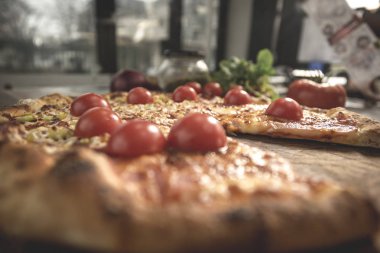 Sıcak büyük lezzetli pizza eriyen peynir, domates ve Parmesan peyniri ile