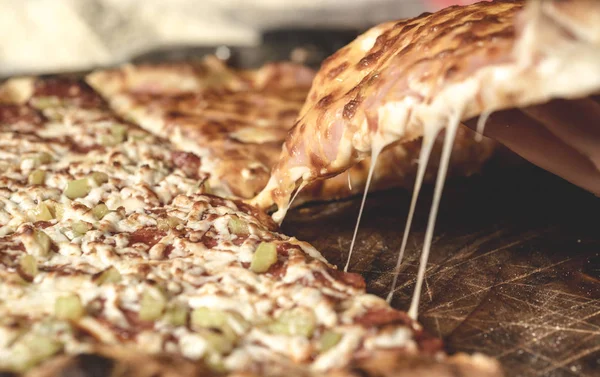 Frisch Gebackene Pizza Mit Geschmolzenem Käse Und Pilzen Selektiver Fokus — Stockfoto